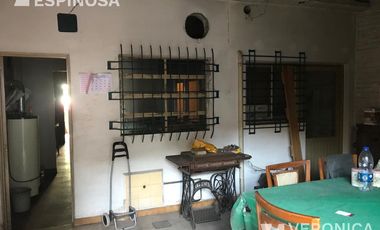 Casa de tres ambientes en venta. Morón. Sobre lote propio de 10x30 -