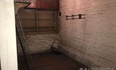 Casa de tres ambientes en venta. Morón. Sobre lote propio de 10x30 -