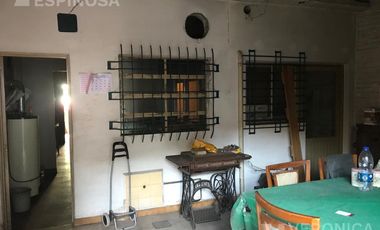 Casa de tres ambientes en venta. Morón. Sobre lote propio de 10x30 -