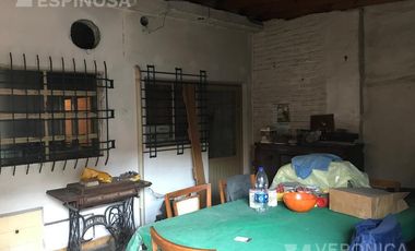 Casa de tres ambientes en venta. Morón. Sobre lote propio de 10x30 -