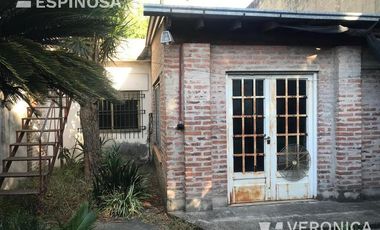Casa de tres ambientes en venta. Morón. Sobre lote propio de 10x30 -