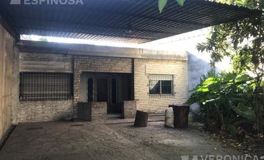 Casa de tres ambientes en venta. Morón. Sobre lote propio de 10x30 -