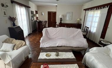 Casa en excelente estado con todas las comodidades. Muy buena superficie.-