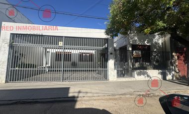 Casa en excelente estado con todas las comodidades. Muy buena superficie.-