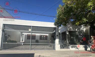 Casa en excelente estado con todas las comodidades. Muy buena superficie.-
