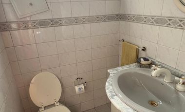 Casa en excelente estado con todas las comodidades. Muy buena superficie.-
