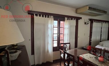 Casa en excelente estado con todas las comodidades. Muy buena superficie.-