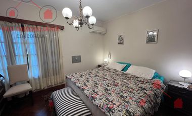 Casa en excelente estado con todas las comodidades. Muy buena superficie.-