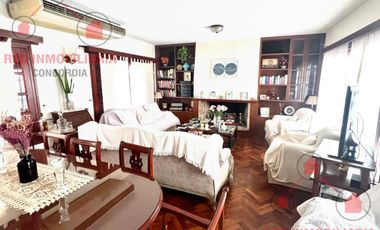 Casa en excelente estado con todas las comodidades. Muy buena superficie.-