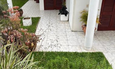 Casa en excelente estado con todas las comodidades. Muy buena superficie.-