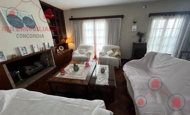 Casa en excelente estado con todas las comodidades. Muy buena superficie.-