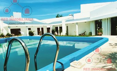 Casa en excelente estado con todas las comodidades. Muy buena superficie.-