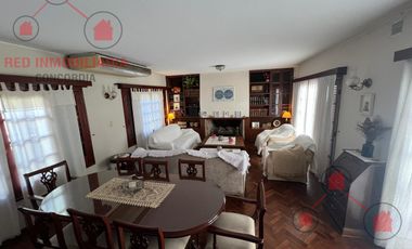 Casa en excelente estado con todas las comodidades. Muy buena superficie.-