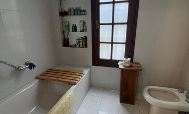 Casa en excelente estado con todas las comodidades. Muy buena superficie.-