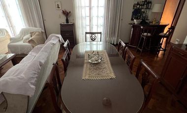 Casa en excelente estado con todas las comodidades. Muy buena superficie.-