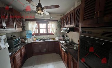 Casa en excelente estado con todas las comodidades. Muy buena superficie.-