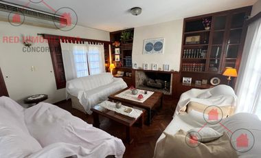 Casa en excelente estado con todas las comodidades. Muy buena superficie.-