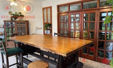 Casa en excelente estado con todas las comodidades. Muy buena superficie.-