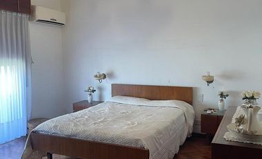 Casa  céntrica en muy buen estado. Para entrar a vivir !!!