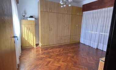 Casa  céntrica en muy buen estado. Para entrar a vivir !!!