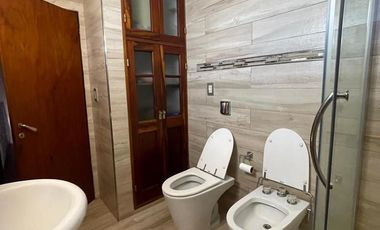 Casa  céntrica en muy buen estado. Para entrar a vivir !!!