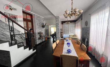 Casa  céntrica en muy buen estado. Para entrar a vivir !!!
