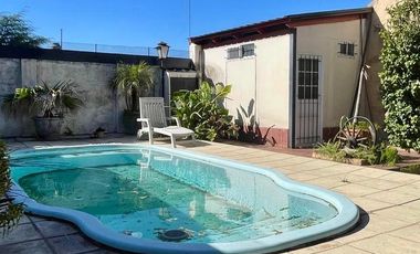 Casa  céntrica en muy buen estado. Para entrar a vivir !!!