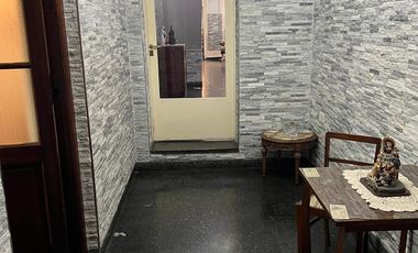 Casa  céntrica en muy buen estado. Para entrar a vivir !!!