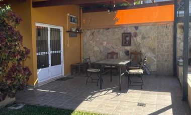 Casa  céntrica en muy buen estado. Para entrar a vivir !!!