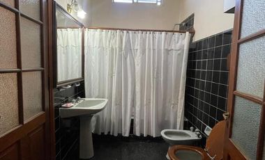Casa  céntrica en muy buen estado. Para entrar a vivir !!!