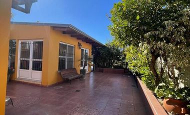Casa  céntrica en muy buen estado. Para entrar a vivir !!!