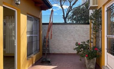 Casa  céntrica en muy buen estado. Para entrar a vivir !!!