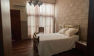Casa  céntrica en muy buen estado. Para entrar a vivir !!!