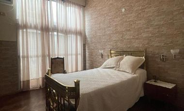 Casa  céntrica en muy buen estado. Para entrar a vivir !!!