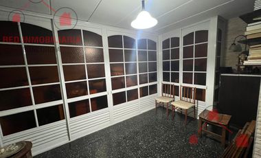 Casa  céntrica en muy buen estado. Para entrar a vivir !!!