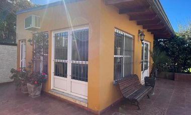Casa  céntrica en muy buen estado. Para entrar a vivir !!!