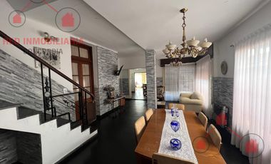Casa  céntrica en muy buen estado. Para entrar a vivir !!!