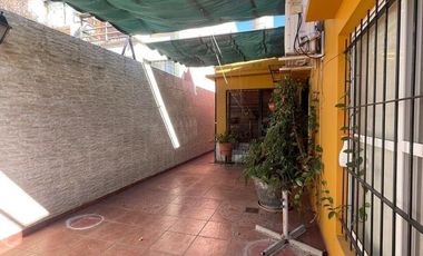 Casa  céntrica en muy buen estado. Para entrar a vivir !!!