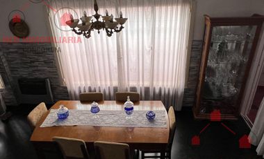Casa  céntrica en muy buen estado. Para entrar a vivir !!!