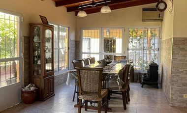 Casa  céntrica en muy buen estado. Para entrar a vivir !!!
