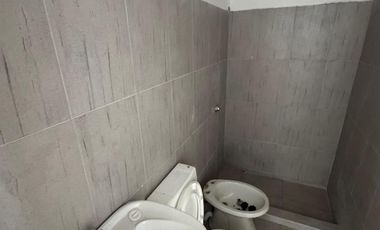 Casa con tres habitaciones, dos baños, entrada para varios vehículos, patio. Frente al centro de salud de Villa Jardín.-