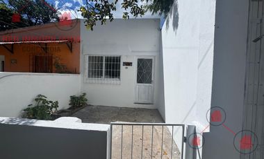Casa con tres habitaciones, dos baños, entrada para varios vehículos, patio. Frente al centro de salud de Villa Jardín.-