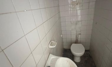 Casa con tres habitaciones, dos baños, entrada para varios vehículos, patio. Frente al centro de salud de Villa Jardín.-