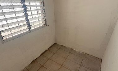Casa con tres habitaciones, dos baños, entrada para varios vehículos, patio. Frente al centro de salud de Villa Jardín.-