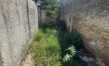 Casa con tres habitaciones, dos baños, entrada para varios vehículos, patio. Frente al centro de salud de Villa Jardín.-