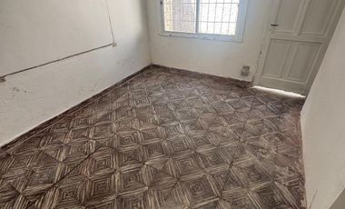Casa con tres habitaciones, dos baños, entrada para varios vehículos, patio. Frente al centro de salud de Villa Jardín.-