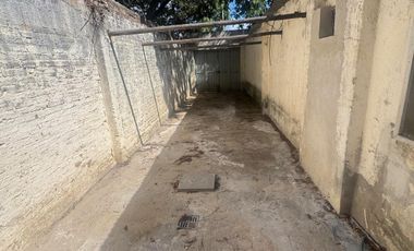 Casa con tres habitaciones, dos baños, entrada para varios vehículos, patio. Frente al centro de salud de Villa Jardín.-