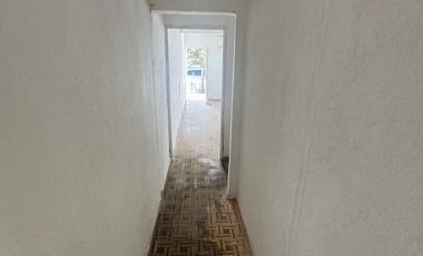 Casa con tres habitaciones, dos baños, entrada para varios vehículos, patio. Frente al centro de salud de Villa Jardín.-