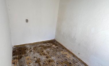 Casa con tres habitaciones, dos baños, entrada para varios vehículos, patio. Frente al centro de salud de Villa Jardín.-