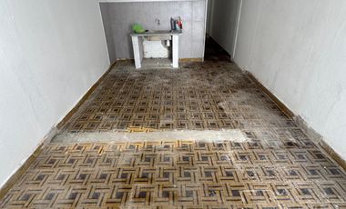 Casa con tres habitaciones, dos baños, entrada para varios vehículos, patio. Frente al centro de salud de Villa Jardín.-